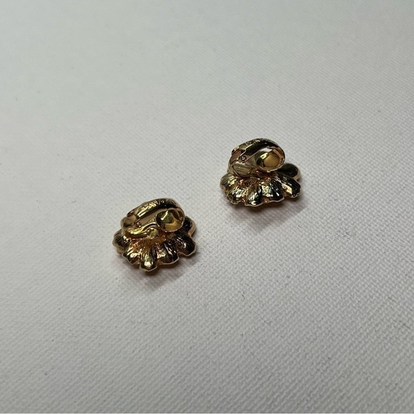 VINTAGE Avon Gold Tone Carnation Flower Clip On Earrings w/ Rhinestone - Picture 4 of 8